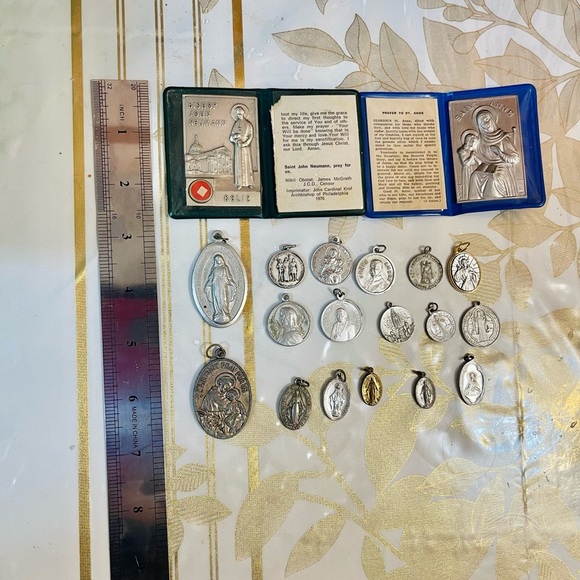 Lot Of 19 VTG  Religious Christian Holy Medal Cross Pendants Prayer Amulet - Picture 4 of 7